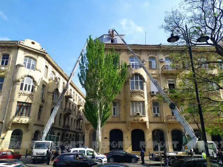 Bakıda tarixi binanın üzərində tikilən mansard sökülür