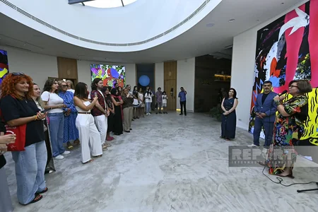 Nine Senses Art Centerdə azərbaycanlı rəssam Raminə Səadatxanın fərdi sərgisi açılıb