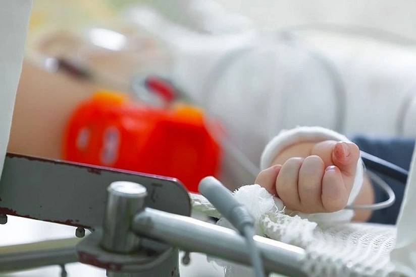 В Сабирабаде 2-летний ребенок опрокинул на себя чайник с кипятком, младенца доставили в столицу