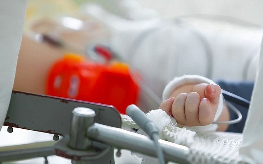 В Сабирабаде 2-летний ребенок опрокинул на себя чайник с кипятком, младенца доставили в столицу