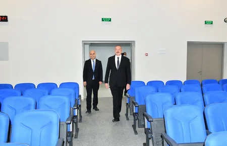 İlham Əliyev Sarayda yeni inşa edilən məktəbdə yaradılan şəraitlə tanış olub