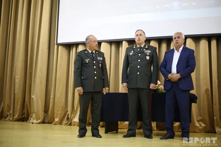 Aprel döyüşlərində şəhid olan hərbçilərin təltif olunduqları medallar ailə üzvlərinə təqdim edilib - FOTO