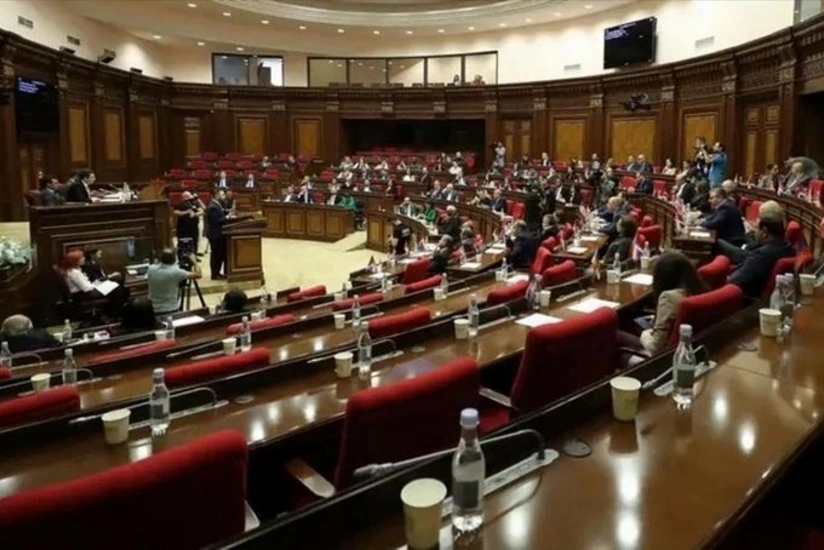 Ermənistan parlamentində vitse-spiker və deputat arasında mübahisə olub