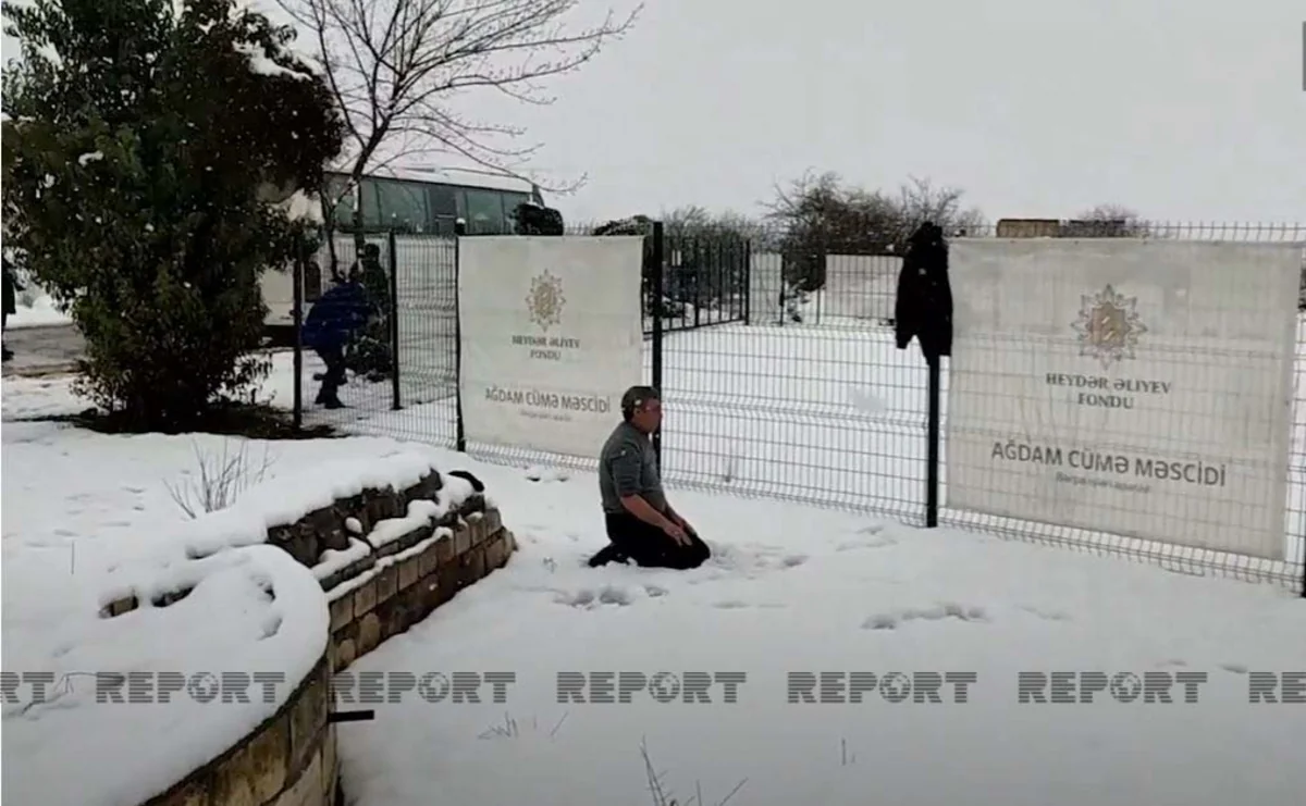Otuz ildən sonra Ağdama qayıdan rayon sakini qarın üzərində namaz qılıb