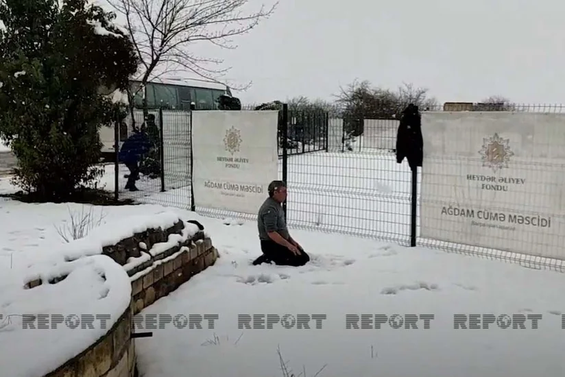 Otuz ildən sonra Ağdama qayıdan rayon sakini qarın üzərində namaz qılıb