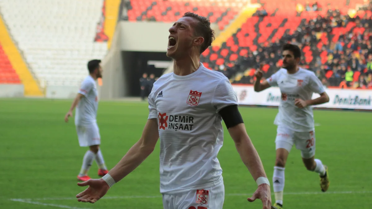 Türkiyəli futbolçu hakimin səhv qərarını oyun vaxtı telefonda göstərdi