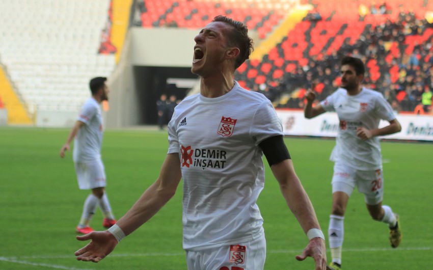 Türkiyəli futbolçu hakimin səhv qərarını oyun vaxtı telefonda göstərdi