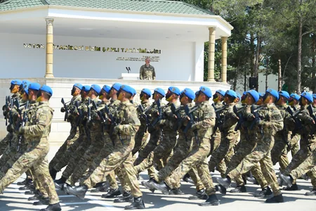 İlham Əliyev MN-in komando hərbi hissələrinin birində yaradılan şəraitlə tanış olub, hərbi hissəyə Döyüş bayrağını təqdim edib