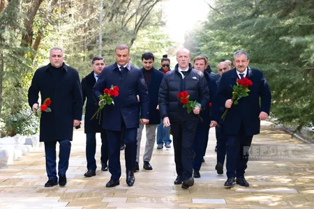 Dünya Kikboksinq Təşkilatları Assosiasiyasının prezidenti Heydər Əliyevin məzarını ziyarət edib