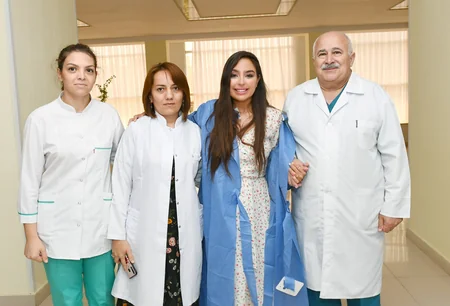 Leyla Əliyeva Bakının bir sıra tibb müəssisələrində müalicə alan uşaqlarla görüşüb