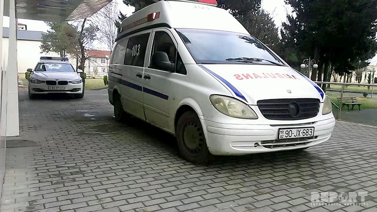 Lənkəranda avtomobil dayanacaqda duran iki nəfəri vurub