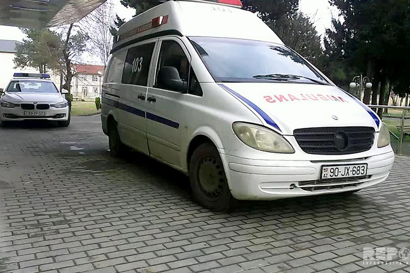 Lənkəranda avtomobil dayanacaqda duran iki nəfəri vurub
