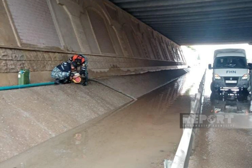 Gəncədə magistral yola dolmuş yağış suyu xüsusi nasoslarla çəkilib, hərəkət bərpa olunub - YENİLƏNİB