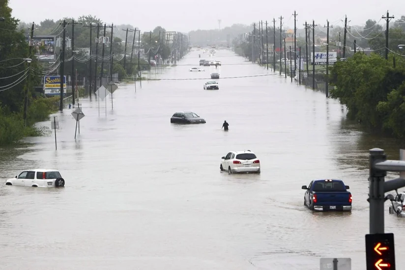 Su altında qalmış Hyustonda soyğunçuluqla bağlı komendant saatı elan edilib