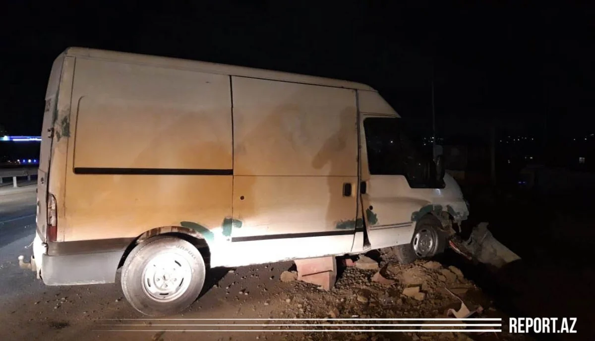В Абшероне автомобиль врезался в железное ограждение