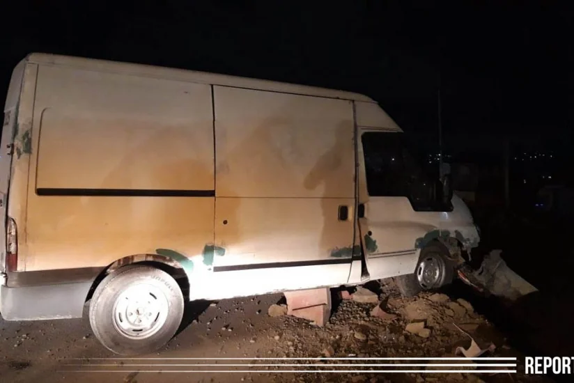 В Абшероне автомобиль врезался в железное ограждение