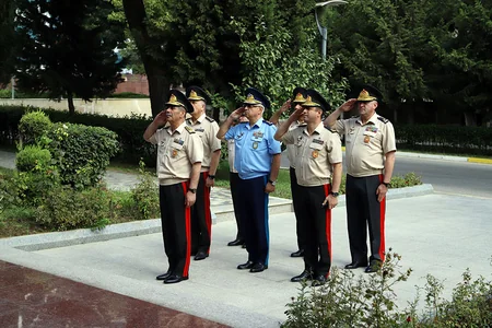 Müdafiə naziri hərbi hospitalda müalicə alan yaralılarla görüşüb