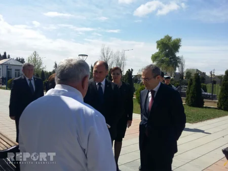 Təhsil naziri Bərdədə ermənilərin yaraladığı məktəbliyə baş çəkib - FOTO