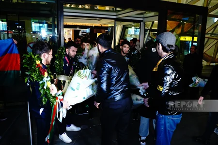 Avropa çempionatında tarixi uğura imza atan güləşçilərimiz Vətənə qayıdıb