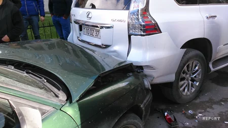 Bakıda polisin təqib etdiyi maşın qəza törədib - FOTO