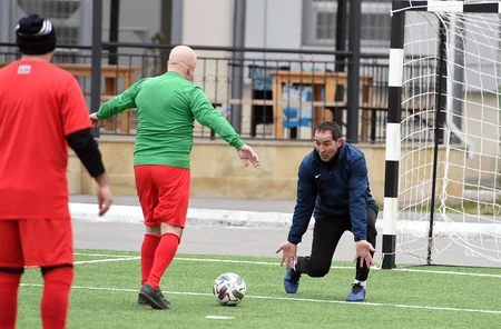 Məhbuslarla futbol veteranları arasında yoldaşlıq oyunu keçirilib