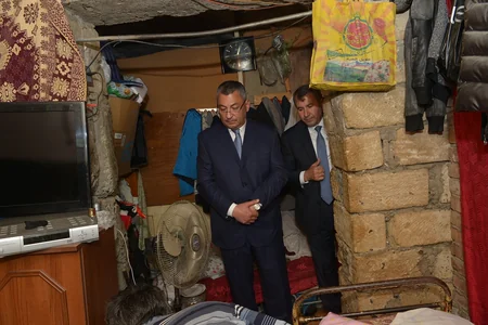 Rövşən Rzayev: Yaxın zamanlarda qəzalı binalarda məskunlaşan məcburi köçkünlərin problemlərinin həlli istiqamətində addımlar atılacaq