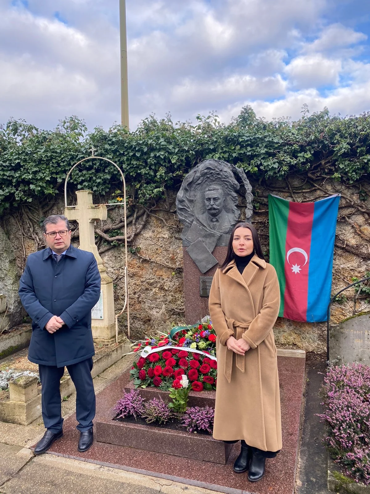 Leyla Abdullayeva 20 Yanvar günündə Parisdə Topçubaşovun məzarını ziyarət edib