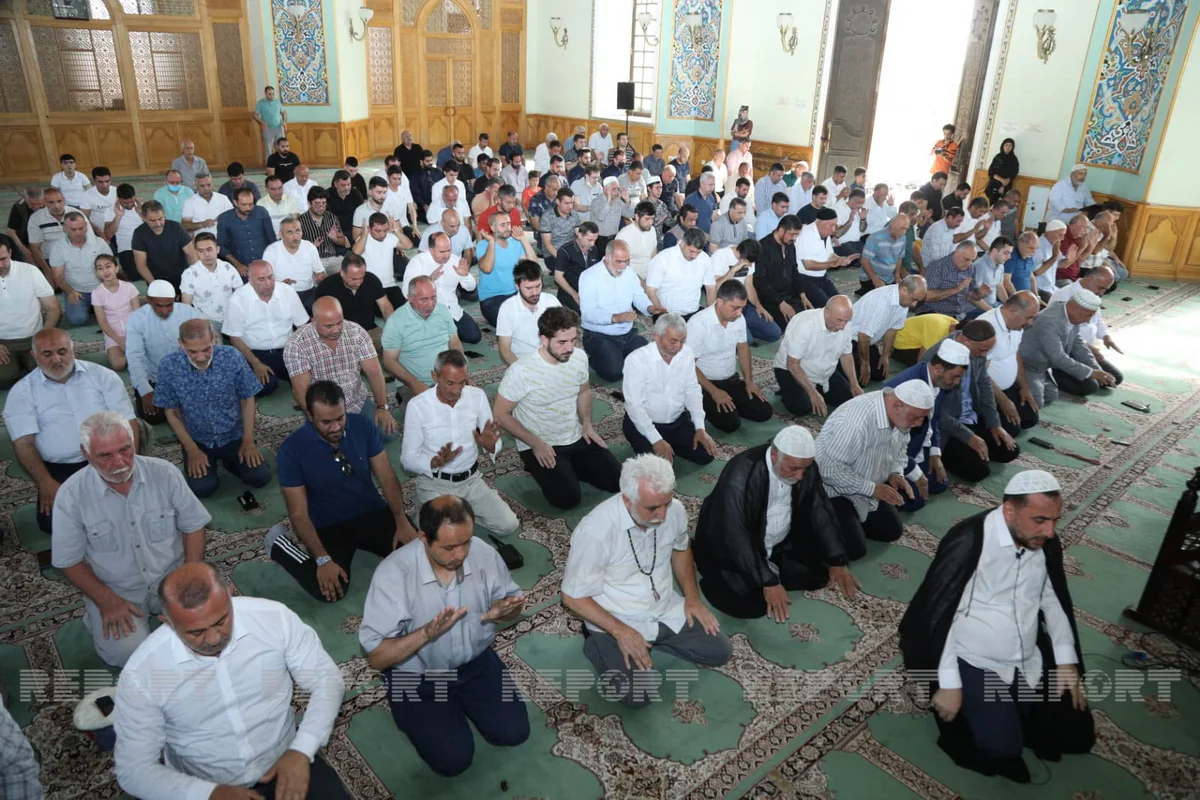 Təzəpir məscidində bayram namazı qılınıb