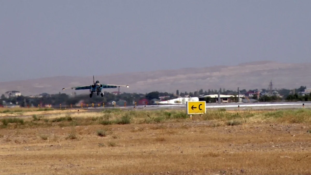 В Нахчыване штурмовики Су-25 провели учебные полеты - ВИДЕО