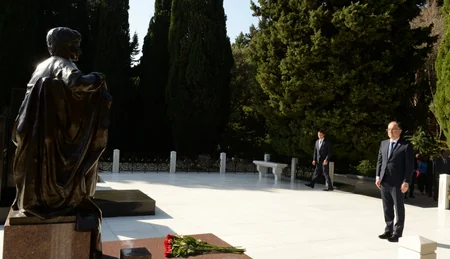 Albaniya Prezidenti Ulu Öndər Heydər Əliyevin məzarını ziyarət edib