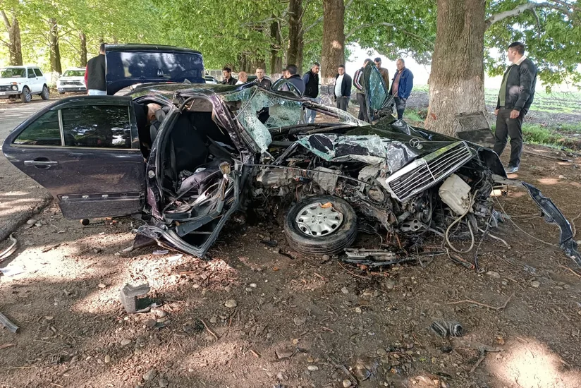 В Геранбое автомобиль врезался в дерево, погибли двое