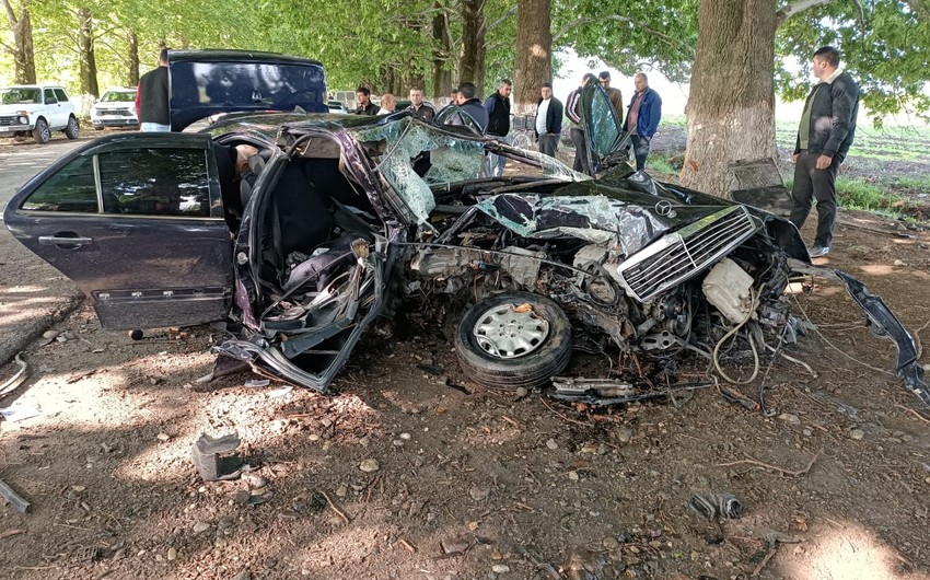 В Геранбое автомобиль врезался в дерево, погибли двое
