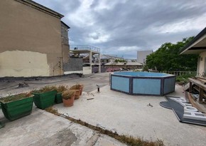 Çoxmərtəbəli yaşayış binasının damında qanunsuz tikilən hovuz sökülüb