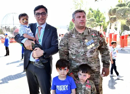 Fərid Qayıbov Formula 1i izləyən şəhid ailələri və qazilərlə görüşüb