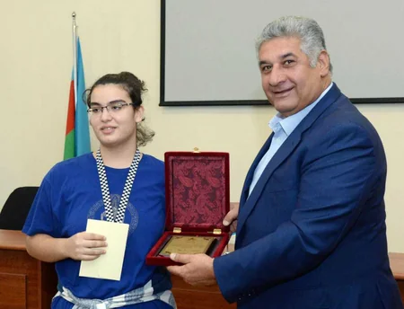 Azad Rəhimov gənc şahmatçıları mükafatlandırıb