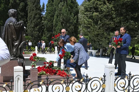 SOCAR-ın kollektivi Ümummilli Lider Heydər Əliyevin xatirəsini anıb