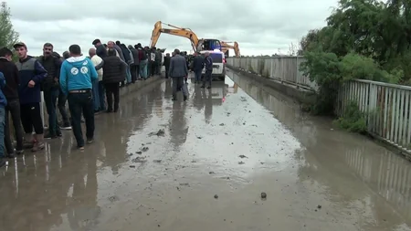Ucarda aramsız yağan yağışlar körpüyə təhlükə yaradıb