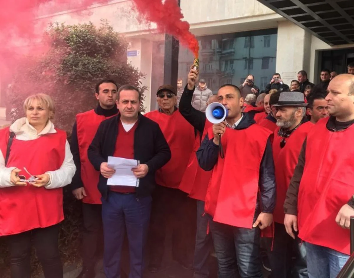 В Тбилиси водители такси провели акцию протеста