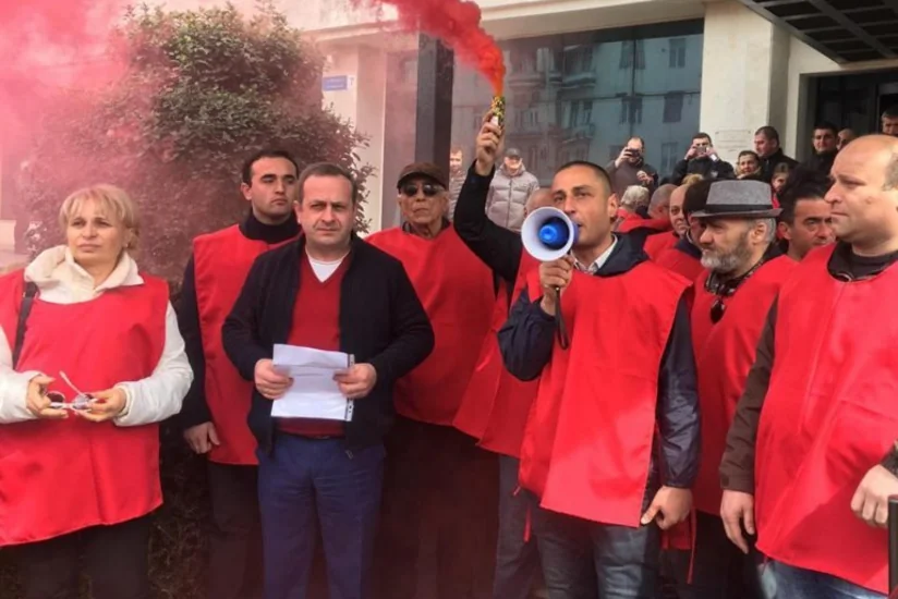 В Тбилиси водители такси провели акцию протеста
