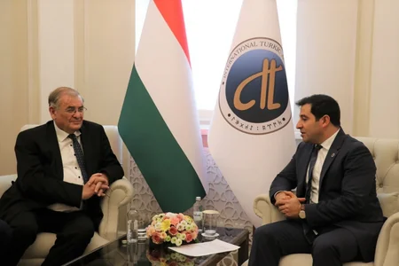 Macarıstan Parlamentinin vitse-spikeri Beynəlxalq Türk Akademiyasını ziyarət edib
