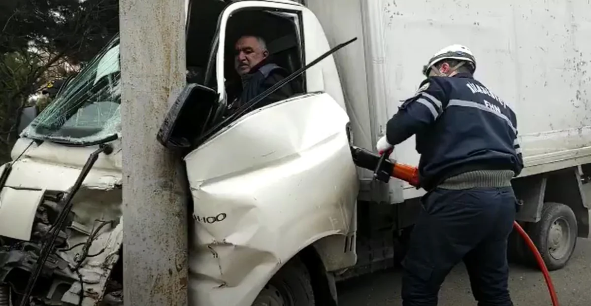 Bakıda avtomobildə sıxılmış vəziyyətdə qalan sürücü belə çıxarıldı - VİDEO