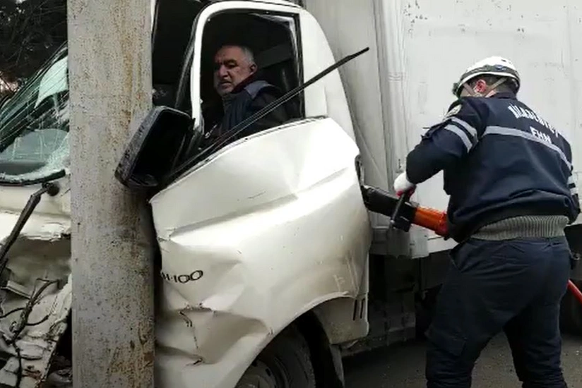 Bakıda avtomobildə sıxılmış vəziyyətdə qalan sürücü belə çıxarıldı - VİDEO