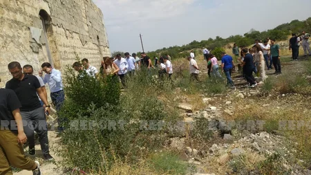 Xaricdə təhsil almış məzunlar Ağdam Dövlət Dram Teatrının qarşısında milli musiqilərimizi ifa ediblər
