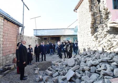 Prezident İlham Əliyev zəlzələ bölgəsinə gedib - FOTOLAR - YENİLƏNİB
