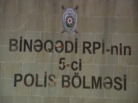 Bakıda qadının qızıl boyunbağısını ələ keçirən şəxs saxlanıldı