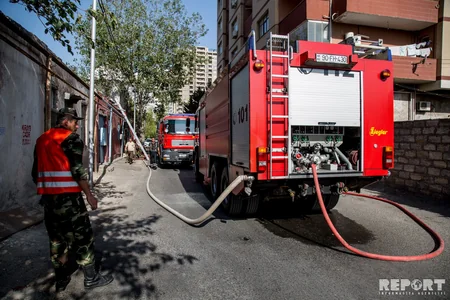 Bakıda üçmərtəbəli yaşayış binasında yanğın olub - VİDEO - YENİLƏNİB