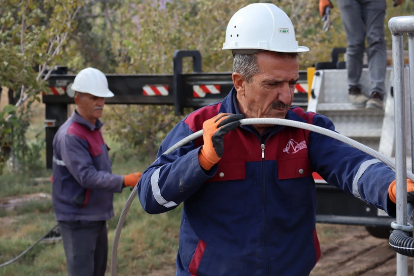 Naxçıvanın kəndlərində elektrik xətləri yenilənir