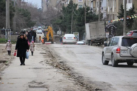 Xətai rayonunda daha bir yol təmir olunur
