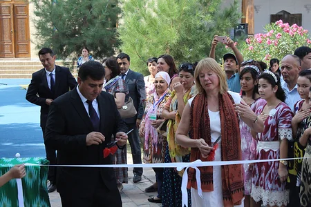Azerbaijani kalaghai and silk exhibited in Uzbekistan's Atlas Bayrami