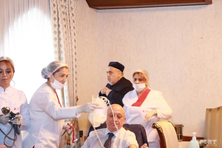 Allahşükür Paşazadə Aşura günü ilə bağlı qan verib - FOTO